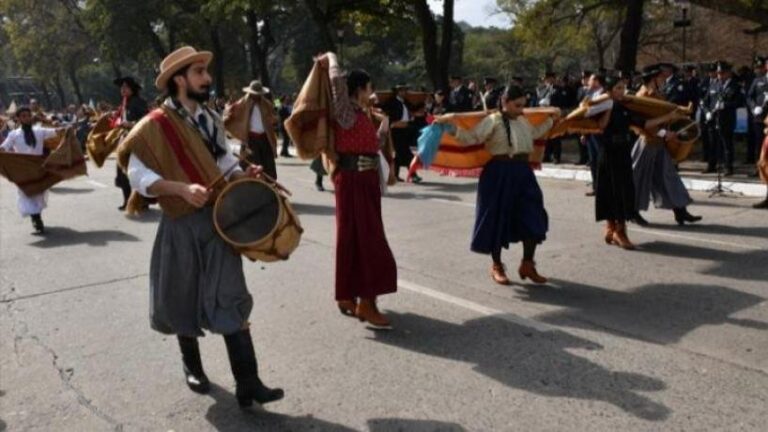 Gauchos a caballo durante un desfile patrio en Tucumán