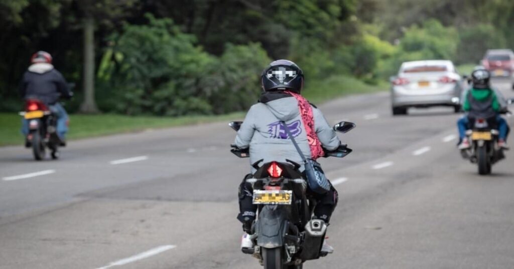Motocicleta estacionada en la calle