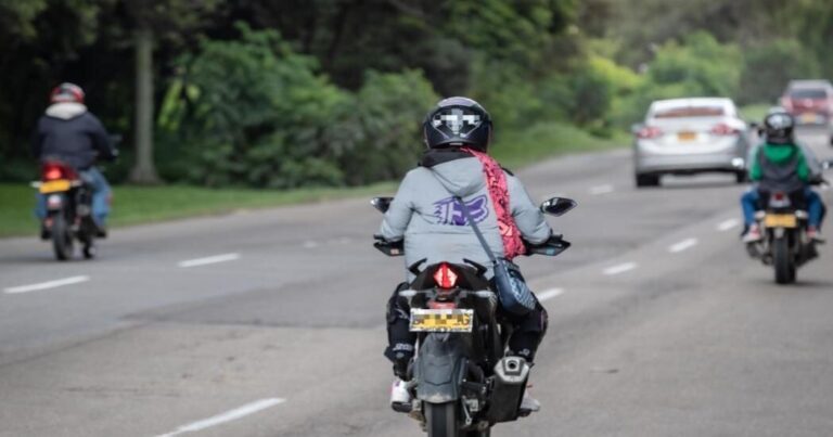 Motocicleta estacionada en la calle
