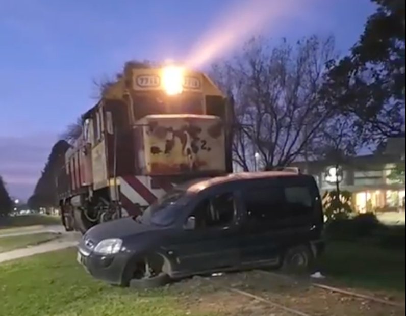 Vehículo utilitario Peugeot Partner dañado tras ser embestido por un tren en Bella Vista