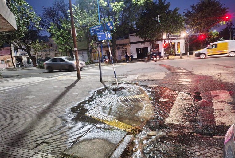 Válvula hidrante dañada en esquina de avenida Sáenz Peña y Lavalle, Barrio Sur