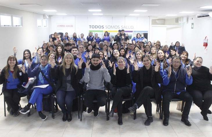 Agentes sociosanitarios durante capacitación en lengua de señas en Tucumán
