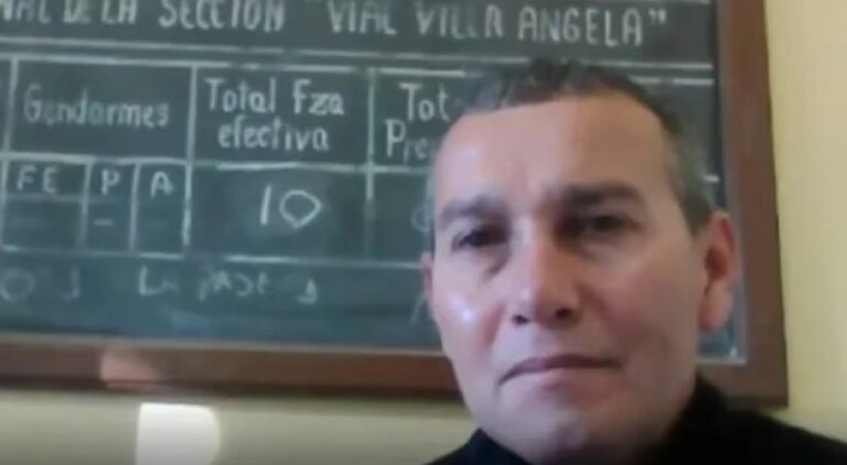 Captura de pantalla de videollamada de Zoom con un tribunal de fondo
