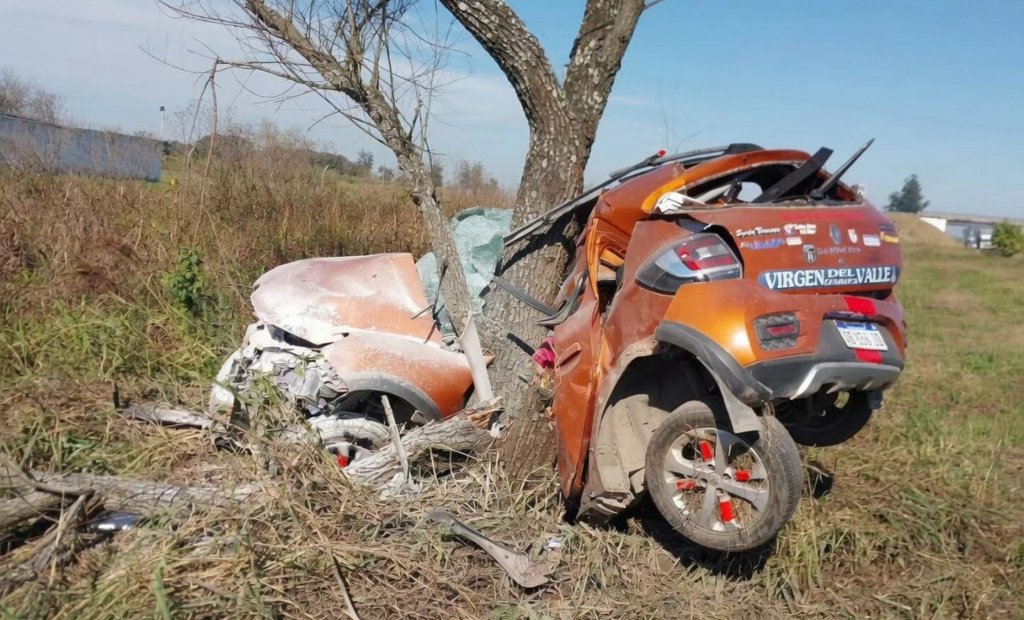 Vehículo incrustado contra un árbol en la autopista de Santa Bárbara