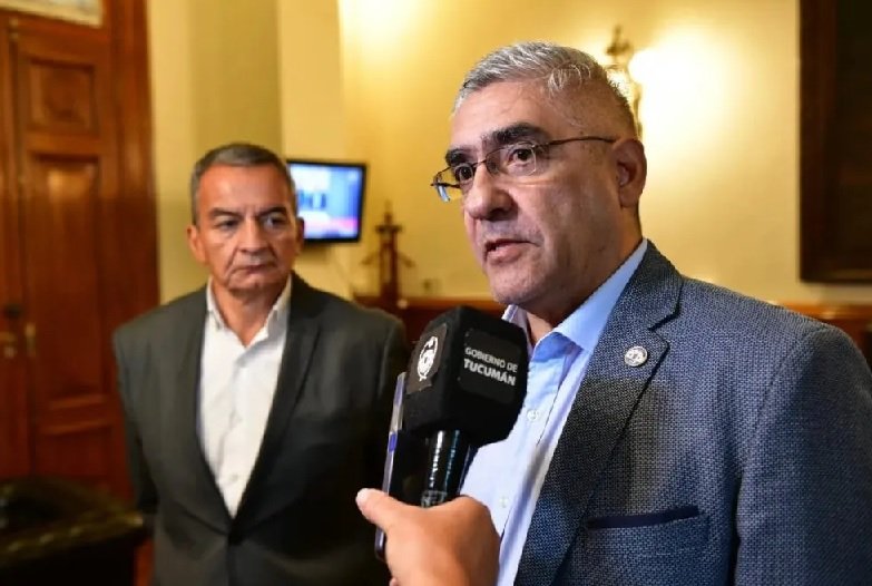Gobernador Osvaldo Jaldo y ministro Daniel Abad en conferencia de prensa