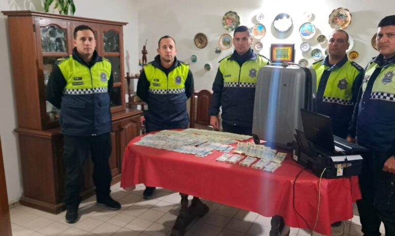 Valija gris con dinero recuperado en allanamiento en Monteros