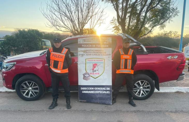 Camioneta Toyota Hilux roja incautada en controles fronterizos