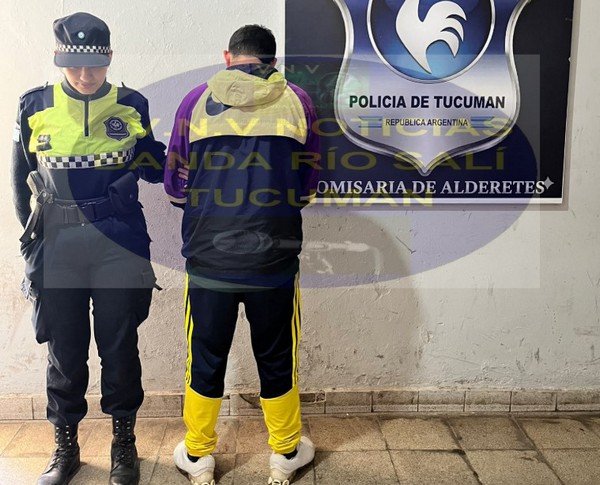 Policía en la puerta de una comisaría de Alderetes