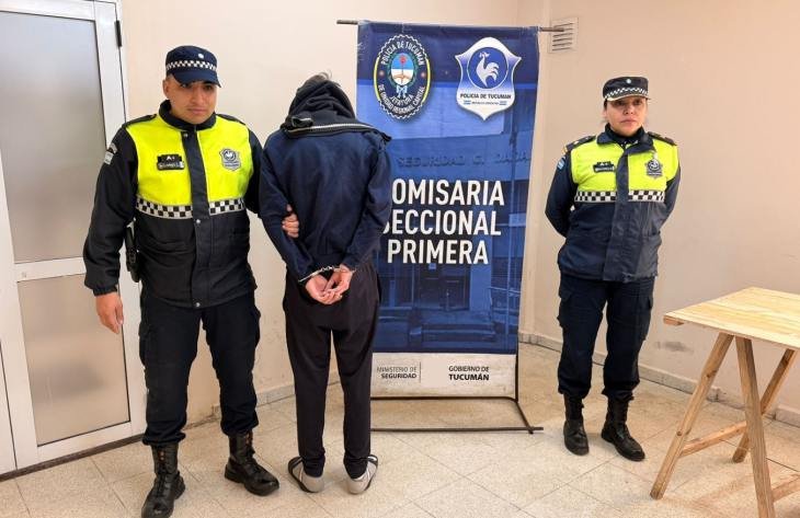Policía en la puerta de la Comisaría Seccional Primera en Tucumán