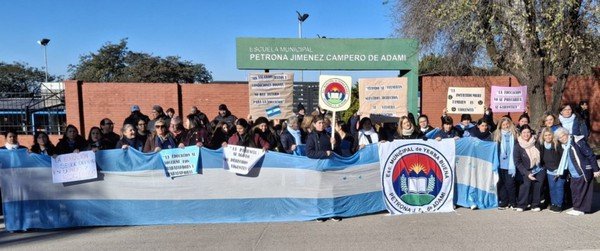 Docentes de la Escuela Municipal de Yerba Buena en protesta