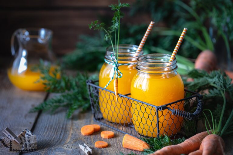 Jugo de zanahoria fresco en un vaso