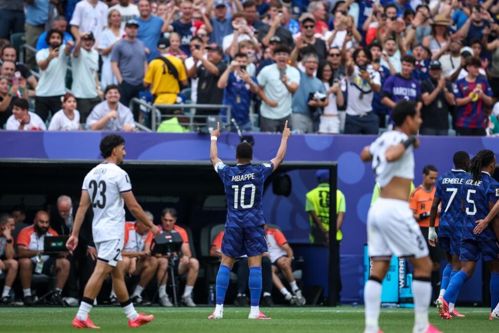 Jugadores de Francia celebrando un gol ante Irak en el Lincoln Financial Field