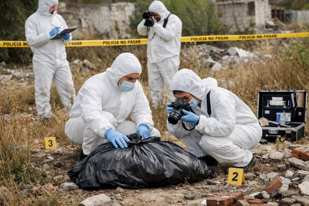 Peritos criminalistas trabajan en la escena del hallazgo de restos humanos en bolsas negras en León