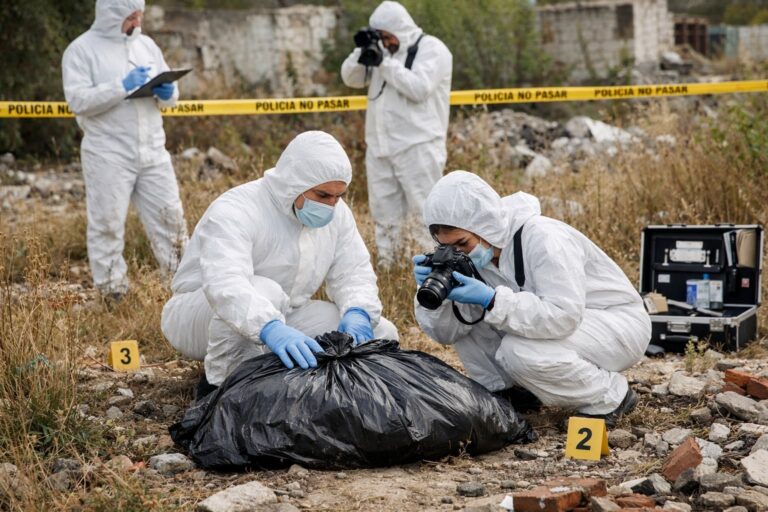 Peritos criminalistas trabajan en la escena del hallazgo de restos humanos en bolsas negras en León