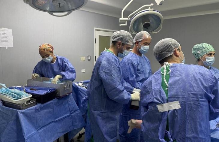 Quirófano del Hospital Padilla durante el primer trasplante meniscal en el sistema público de Tucumán
