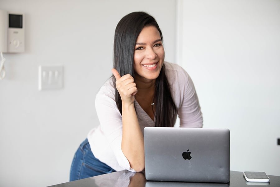 Estudiantes virtuales con computadora portátil y libros