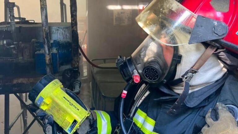 Bomberos Voluntarios de Tafí Viejo trabajan en el incendio de una fábrica de plásticos