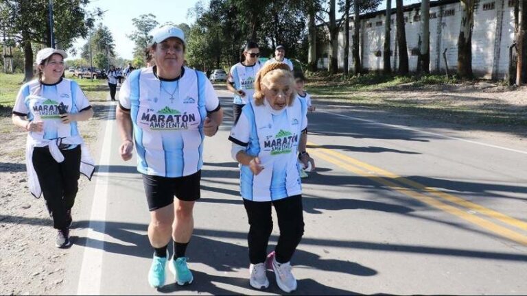 Corredora María Irma Gautrain, de 87 años, durante la Maratón Ambiental en Capitán Cáceres