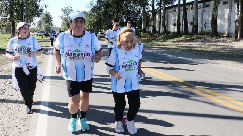 Corredora María Irma Gautrain, de 87 años, durante la Maratón Ambiental en Capitán Cáceres