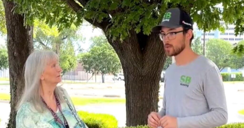 Jardinero cortando el pasto en el jardín de una vivienda en Wichita, Kansas