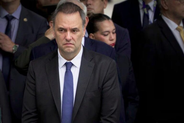 Manuel Adorni en su despacho oficial
