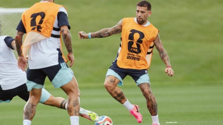 Jugadores de la Selección Argentina durante el entrenamiento previo al partido contra Jordania por el Mundial 2026