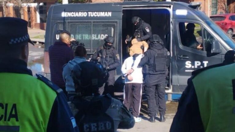 Operativo policial de traslado de detenidos en Tucumán