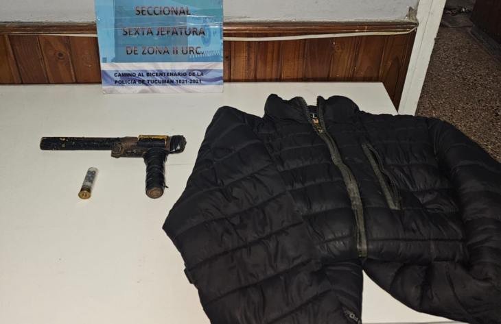 Policía durante allanamiento en Villa Urquiza