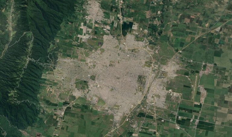 Imagen del Gran San Miguel de Tucumán con tránsito y edificios