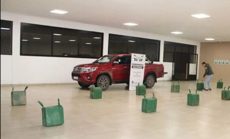 Fotografía de la camioneta Toyota Hilux donde fueron hallados los 470 kilos de cocaína en Tucumán