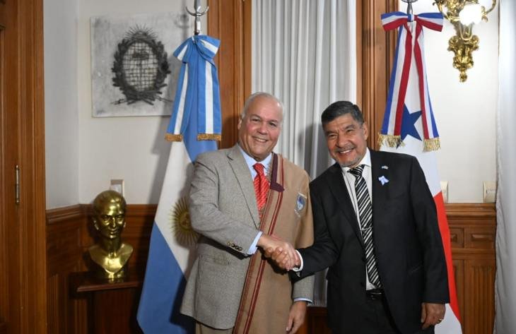 Reunión del vicegobernador Miguel Acevedo con el embajador de Panamá Juan Luis Correa Esquivel en Casa de Gobierno de Tucumán
