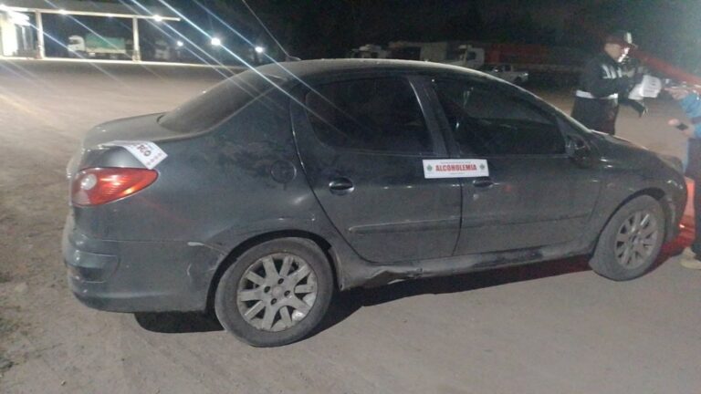 Control de alcoholemia en Lastenia con vehículos detenidos y efectivos policiales