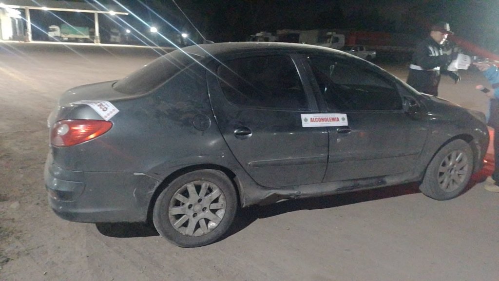 Control de alcoholemia en Lastenia con vehículos detenidos y efectivos policiales