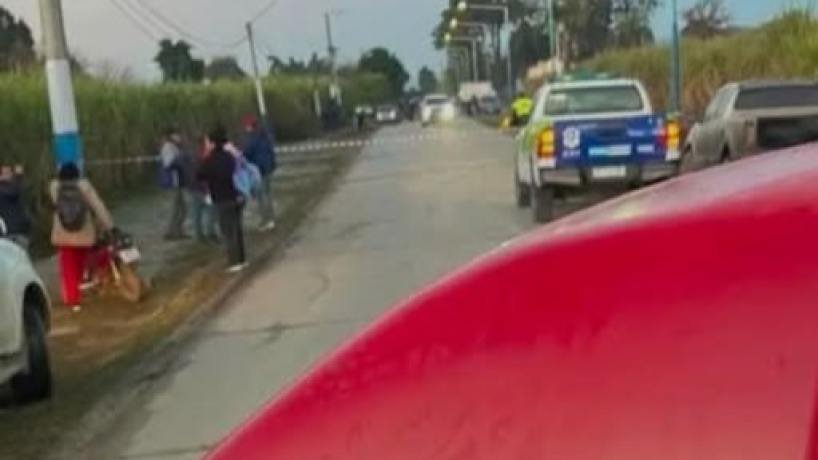 Accidente fatal en San Ramón, Tucumán: camioneta Toyota Hilux y personal policial en la escena