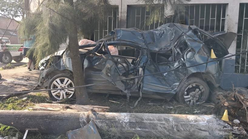 Vehículo destruido tras siniestro vial en Avenida Independencia, Tucumán