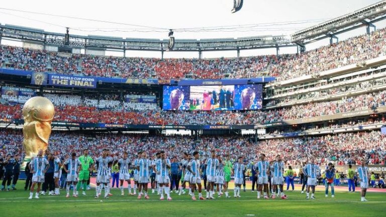 Jugadores de la Selección Argentina saludan a los hinchas en el estadio