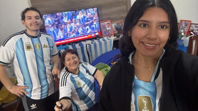 Silvia y su familia alentando a la Selección Argentina desde Alberdi