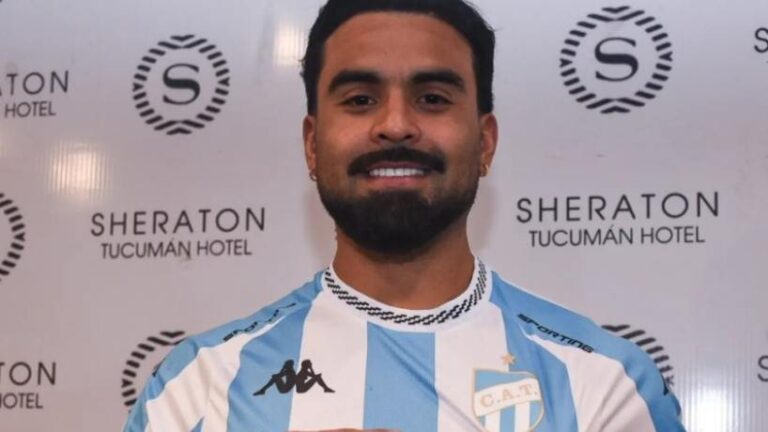 Alexis Canelo firmando contrato con Atlético Tucumán