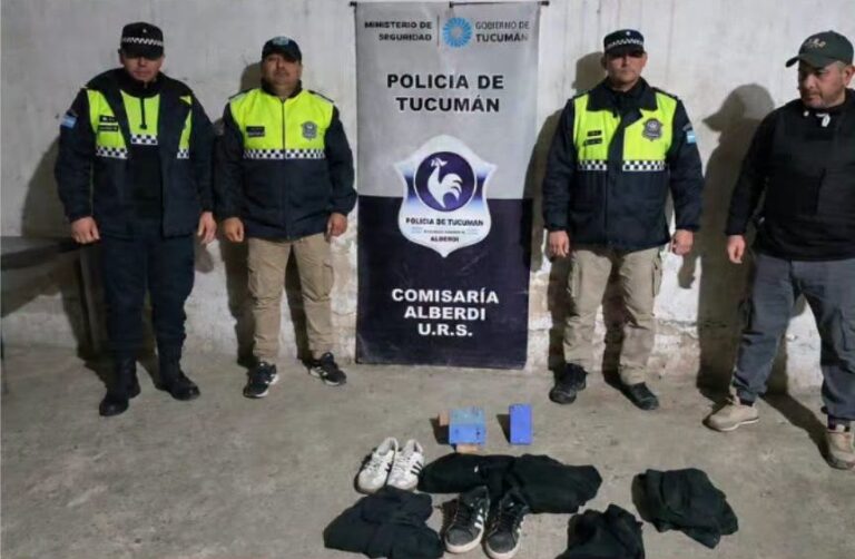 Efectivos policiales durante un allanamiento en el barrio 111 Viviendas de Juan Bautista Alberdi