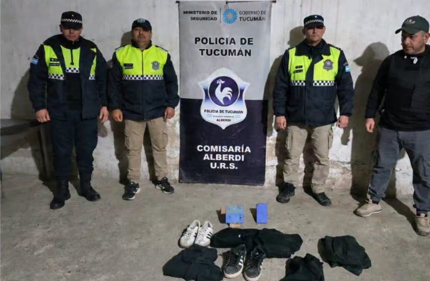Efectivos policiales durante un allanamiento en el barrio 111 Viviendas de Juan Bautista Alberdi