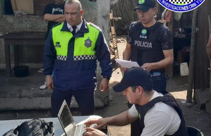 Efectivos policiales durante allanamiento en Santa Lucía
