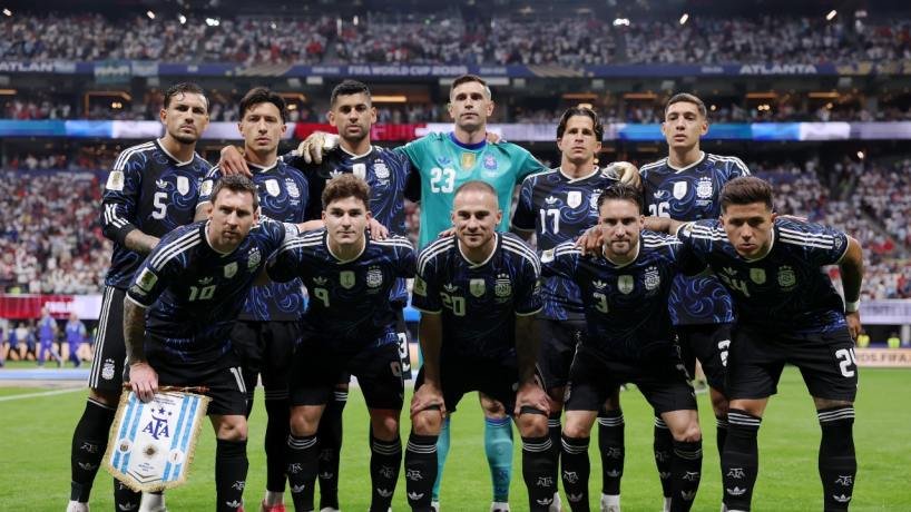 Jugadores de la selección argentina celebrando en la cancha del New York New Jersey Stadium