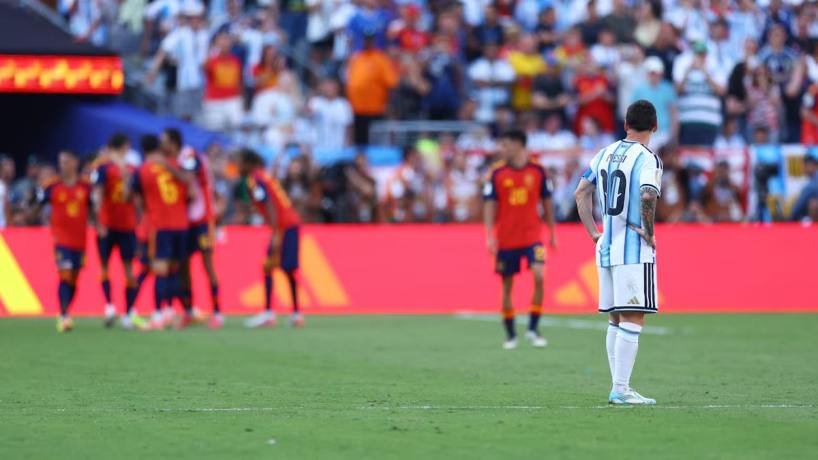 Jugadores de Argentina y España en partido del Mundial 2026