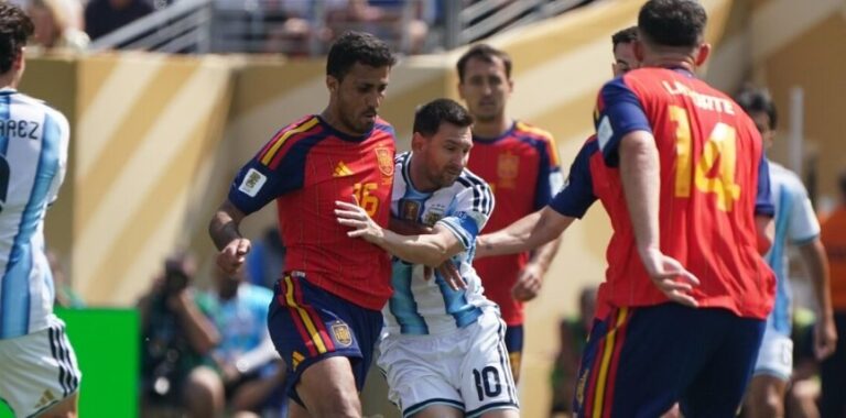 Jugadores de Argentina y España en la final del Mundial 2026 en el estadio MetLife