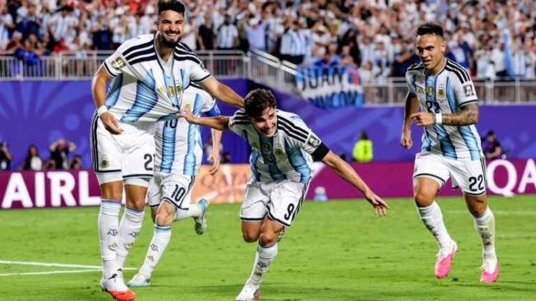 Jugadores de la Selección Argentina celebrando un gol durante el partido contra Suiza en Tucumán