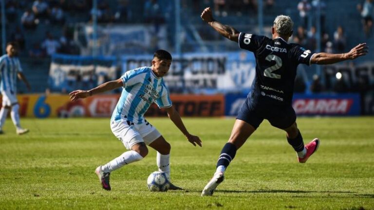 Jugadores de Atlético Tucumán en el campo de juego durante un partido
