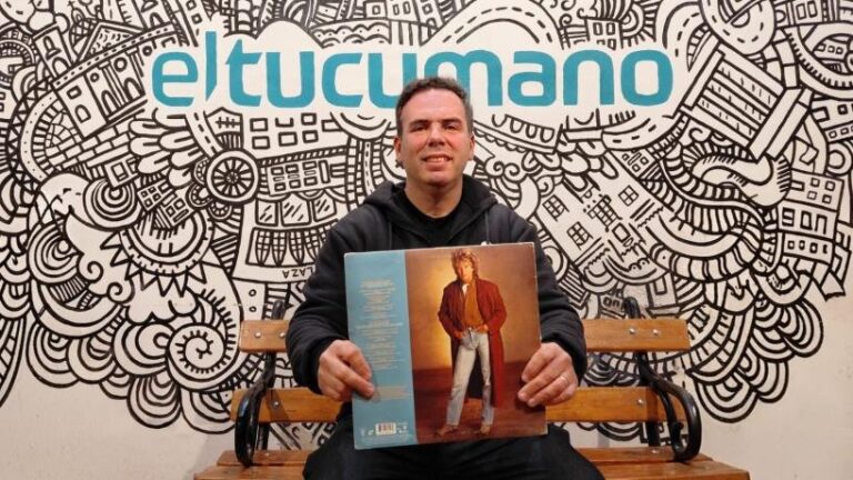Augusto Gallucci sosteniendo un vinilo de Rod Stewart
