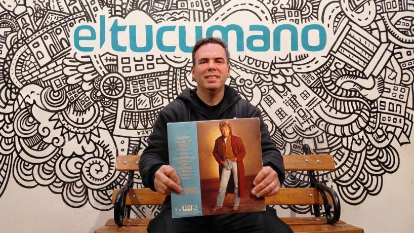 Augusto Gallucci sosteniendo un vinilo de Rod Stewart