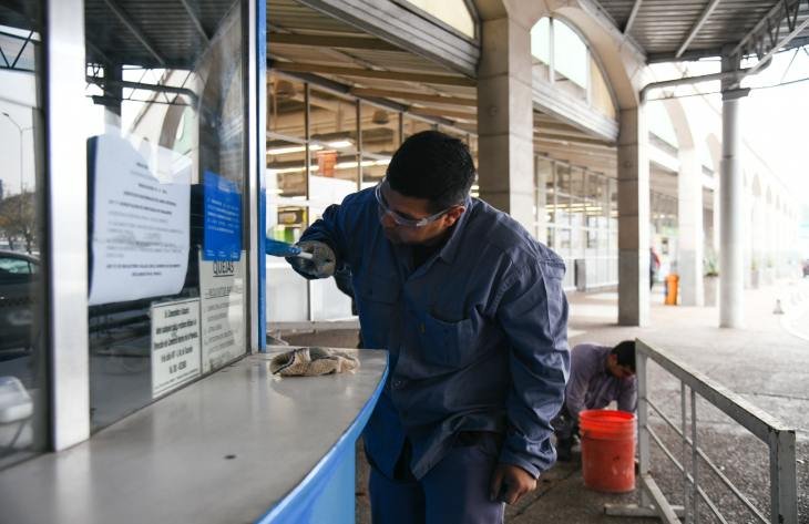 Vista de las obras en la Terminal de Ómnibus de Tucumán, con trabajadores y maquinaria en el predio