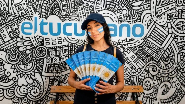 Carolina Maldonado con sahumerios en la cocina de eltucumano